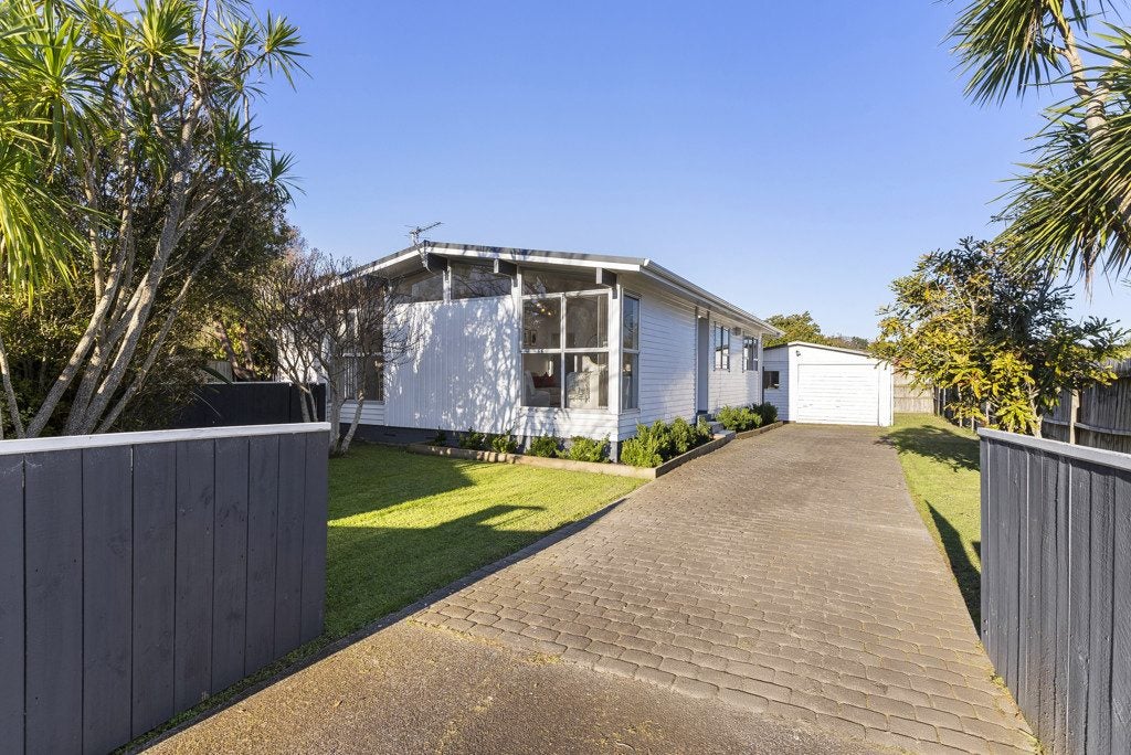24 Mandarin Place, Half Moon Bay, Auckland - Carousel 1