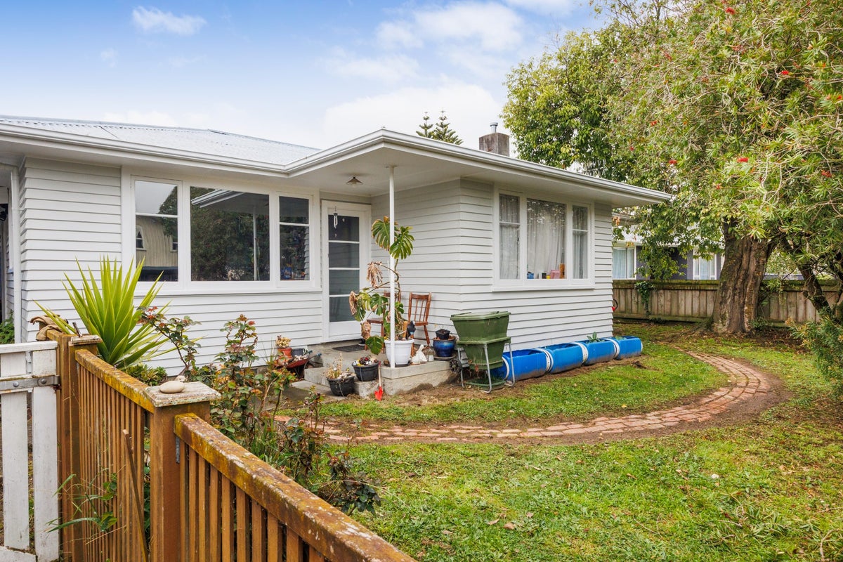19 Epsom Road, Hokowhitu, Palmerston North - Carousel 1