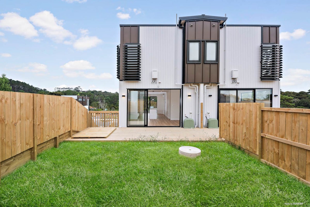 15 Waka Street, Albany Heights, Auckland - Carousel 2