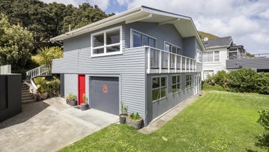 31A Brighton Street, Island Bay, Wellington - Carousel 1