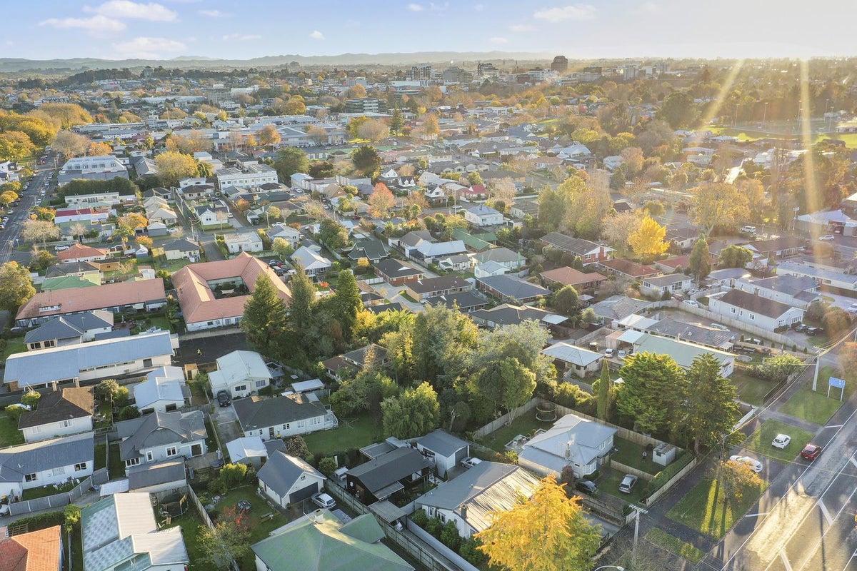 201 Galloway Street, Hamilton East, Hamilton - Carousel 14