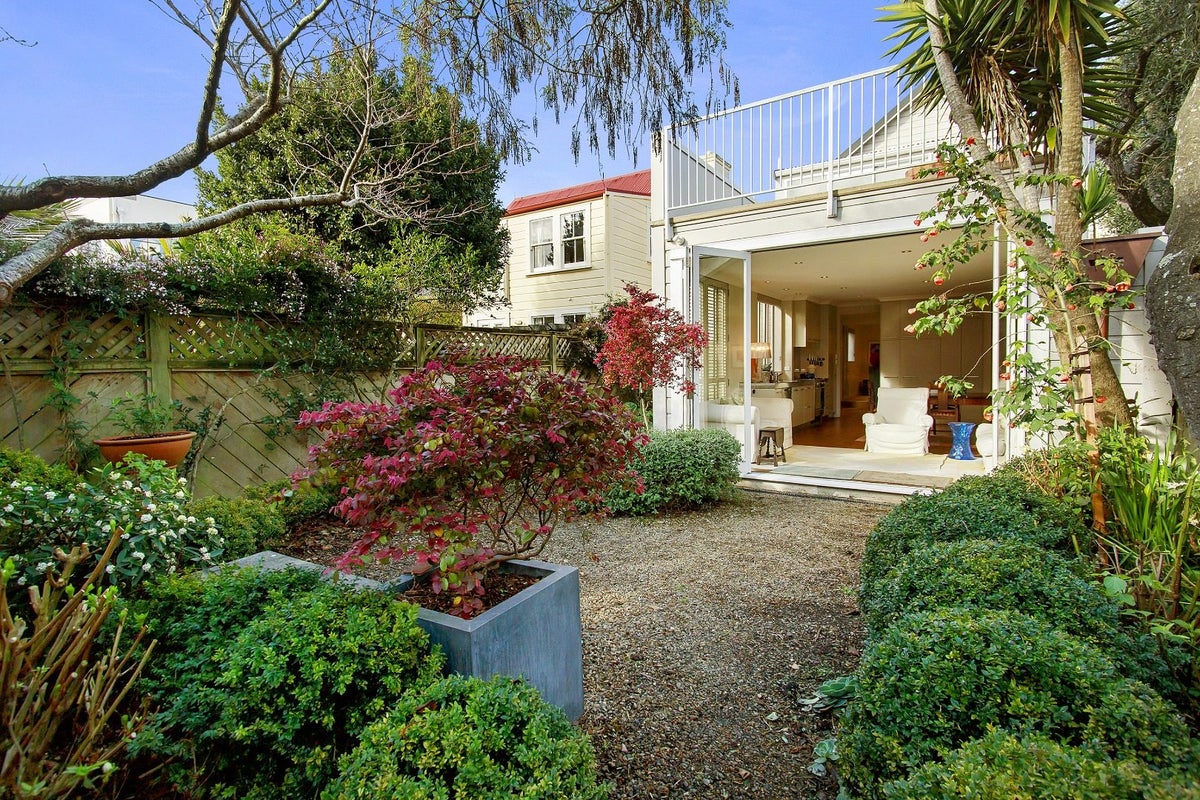 27 Moir Street, Mount Victoria, Wellington - Carousel 1