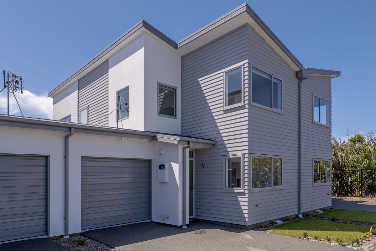 11 Kakapo Lane, Redwood, Christchurch - Carousel 1