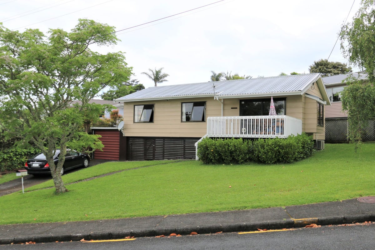 5A Deane Avenue, Titirangi, Auckland - Carousel 1