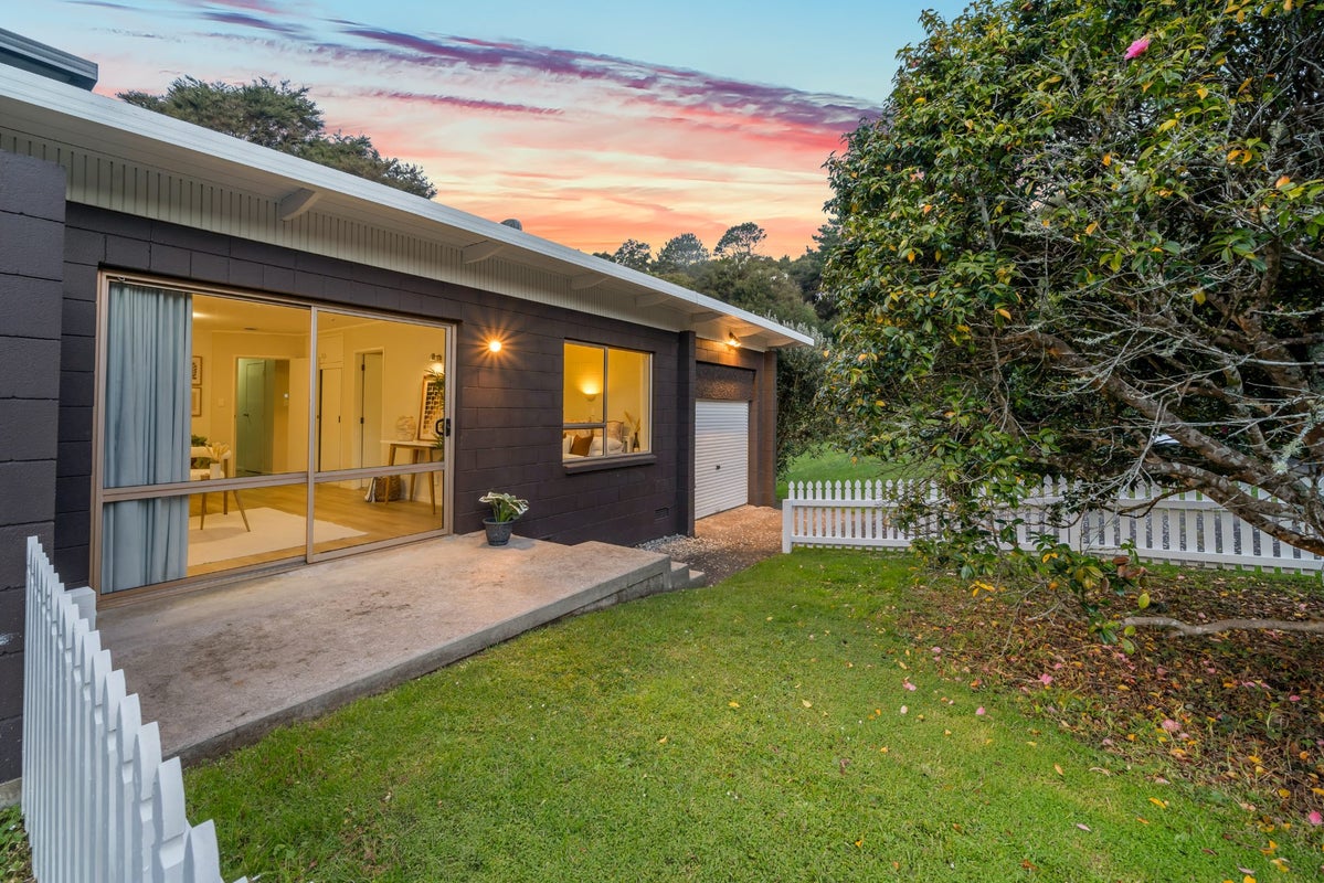 1/2 Wyvern Place, Glenfield, Auckland - Carousel 2
