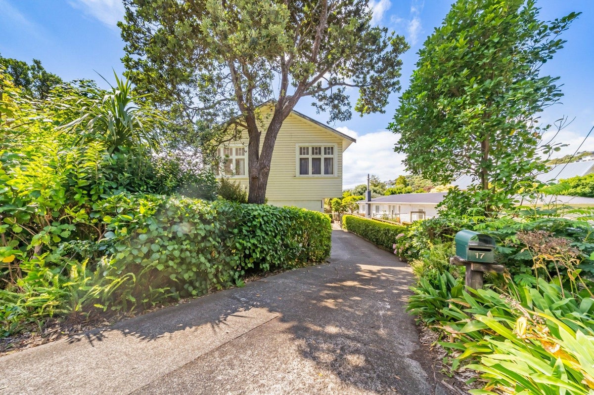 17 Paremata Crescent, Paremata, Porirua - Carousel 1
