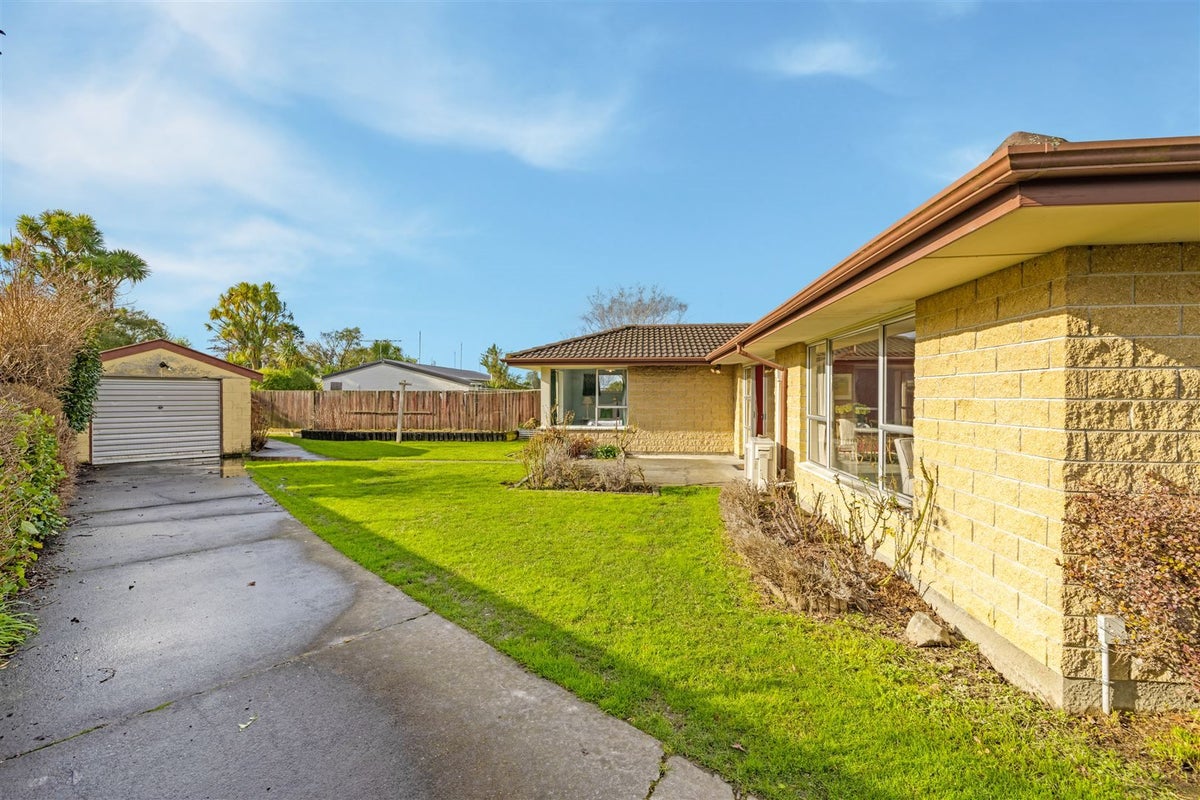 18 Valerie Place, Redwood, Christchurch - Carousel 13