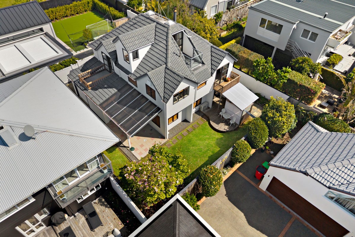 2/24 Ocean View Road, Milford, Auckland - Carousel 2