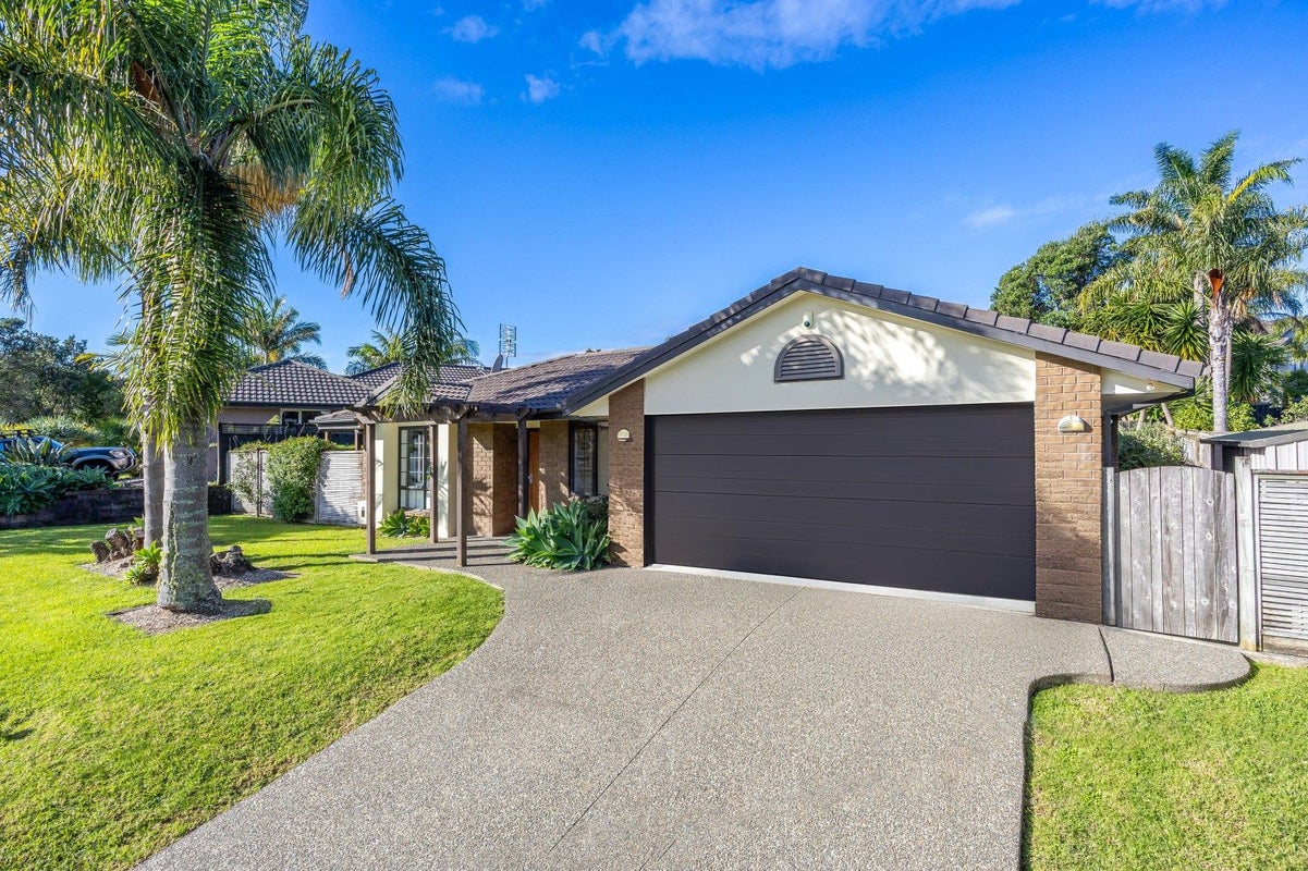 33 Admirals Court Drive, Greenhithe, Auckland - Carousel 1