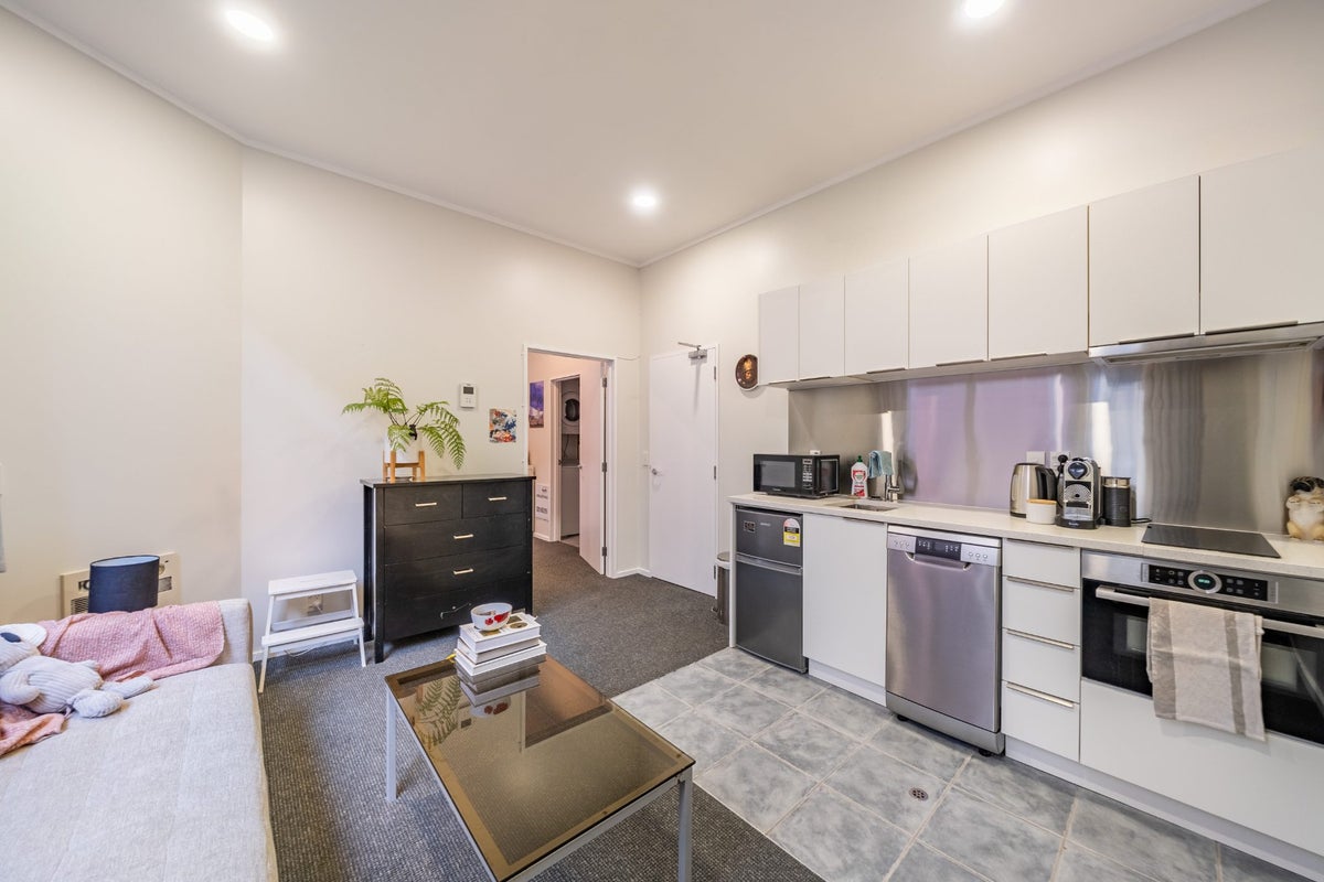 18/3 Edward Street, Te Aro, Wellington - Carousel 1