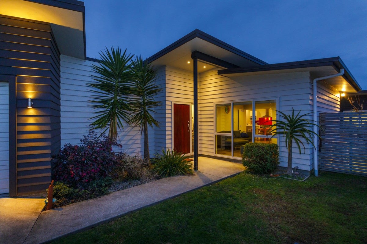 92 Rosalie Terrace, Kelvin Grove, Palmerston North - Carousel 2