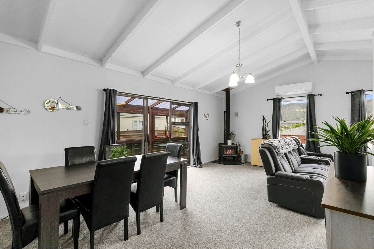 7 Waipuna Grove, Stokes Valley, Lower Hutt - Carousel 2