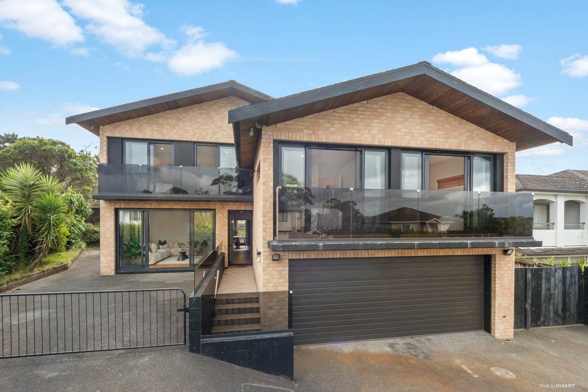 71 Rising Parade, Fairview Heights, Auckland - Carousel 1