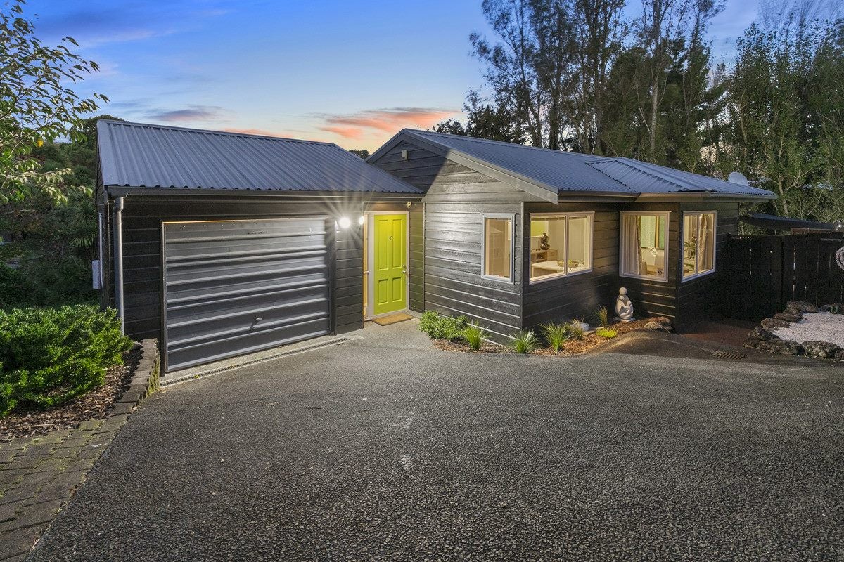 10 Springtime Crescent, Stanmore Bay, Whangaparaoa - Carousel 1