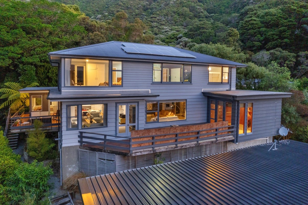 214 Whites Line East, Waiwhetu, Lower Hutt - Carousel 1