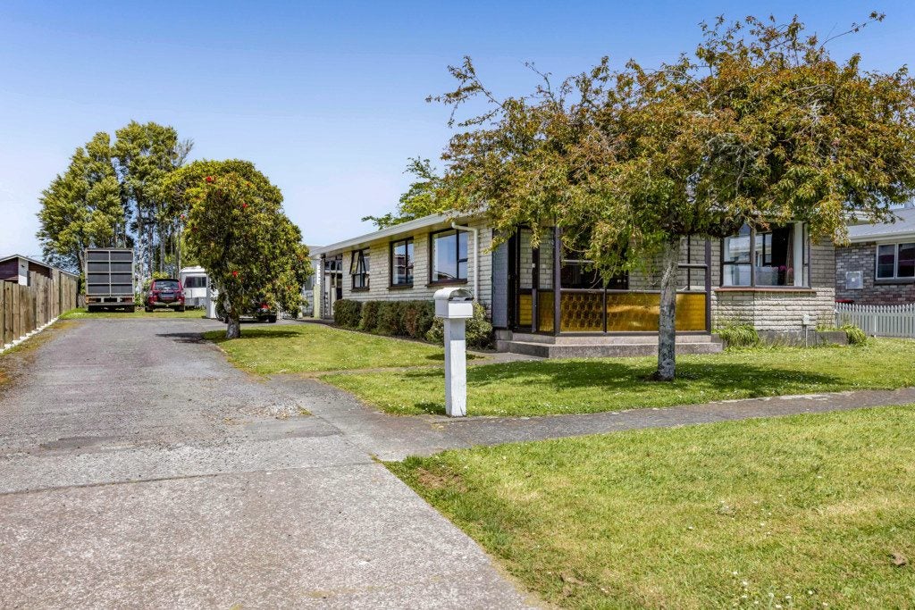 13 Flint Road West, Stratford, Stratford - Carousel 1
