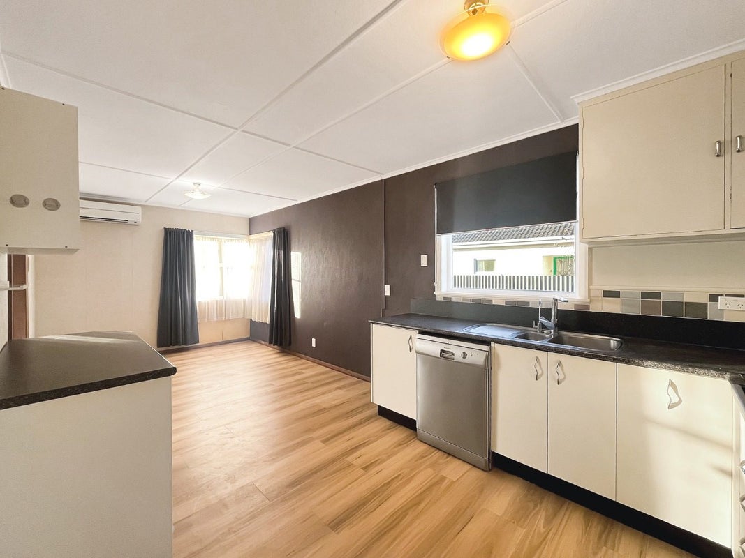10 Glasgow Street, Takaro, Palmerston North - Carousel 2