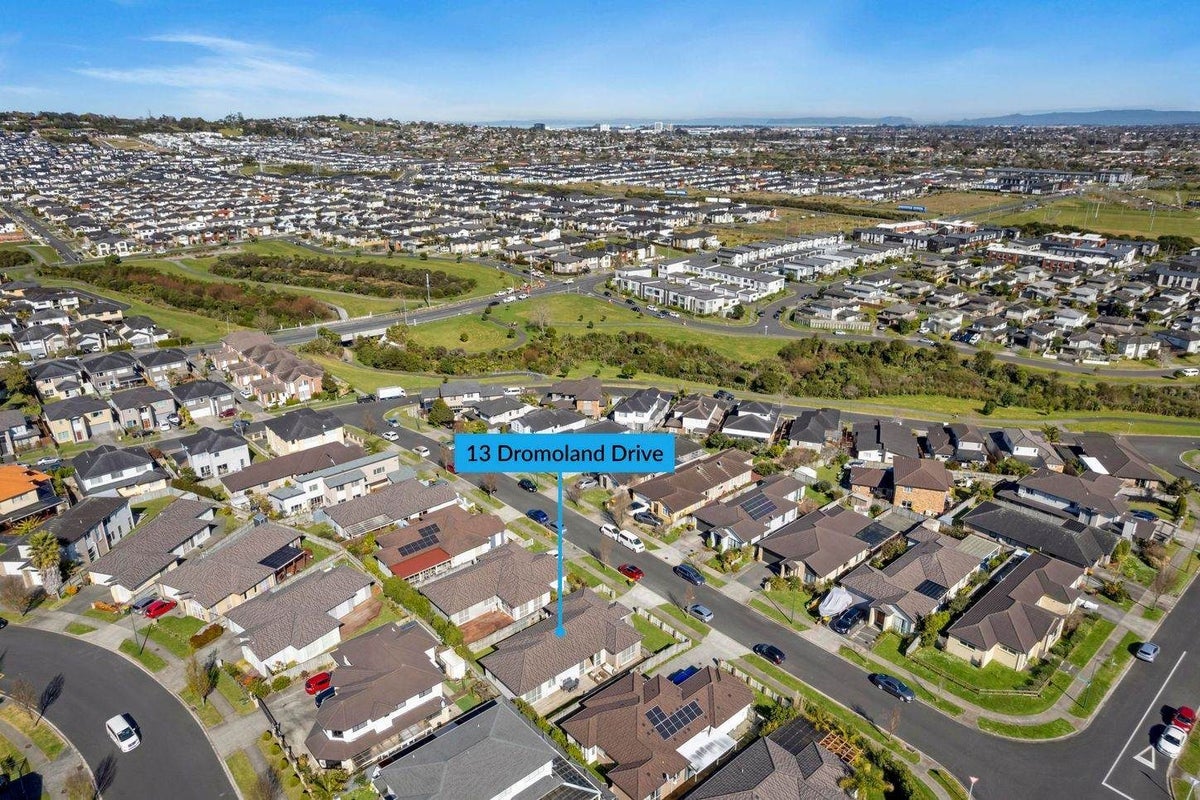 13 Dromoland Drive, Flat Bush, Auckland - Carousel 2