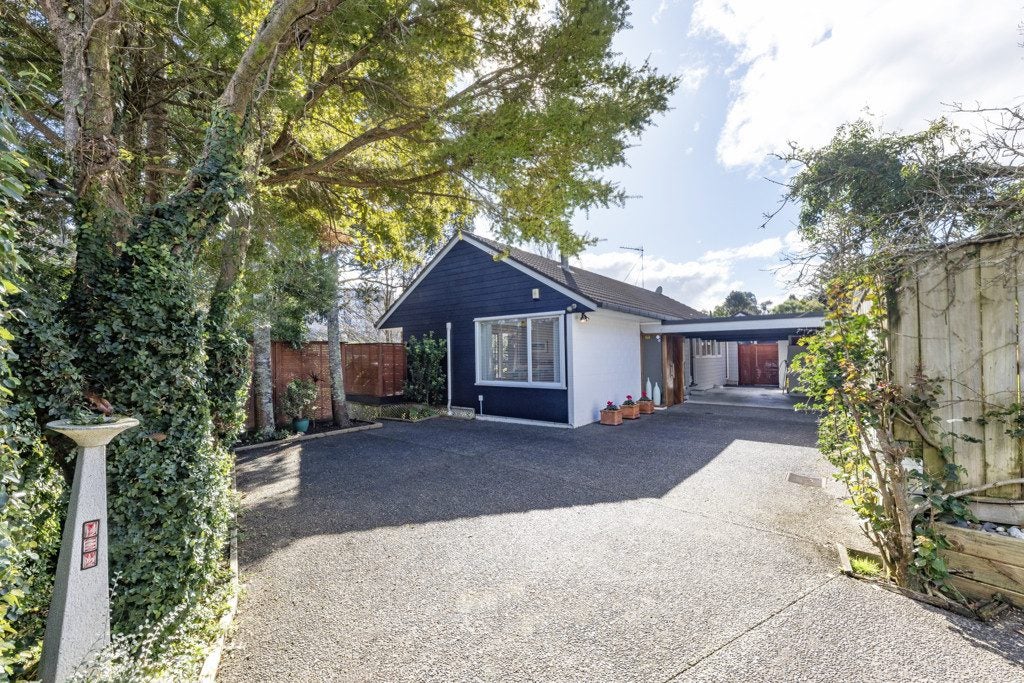 11 Halsey Drive, Lynfield, Auckland - Carousel 1