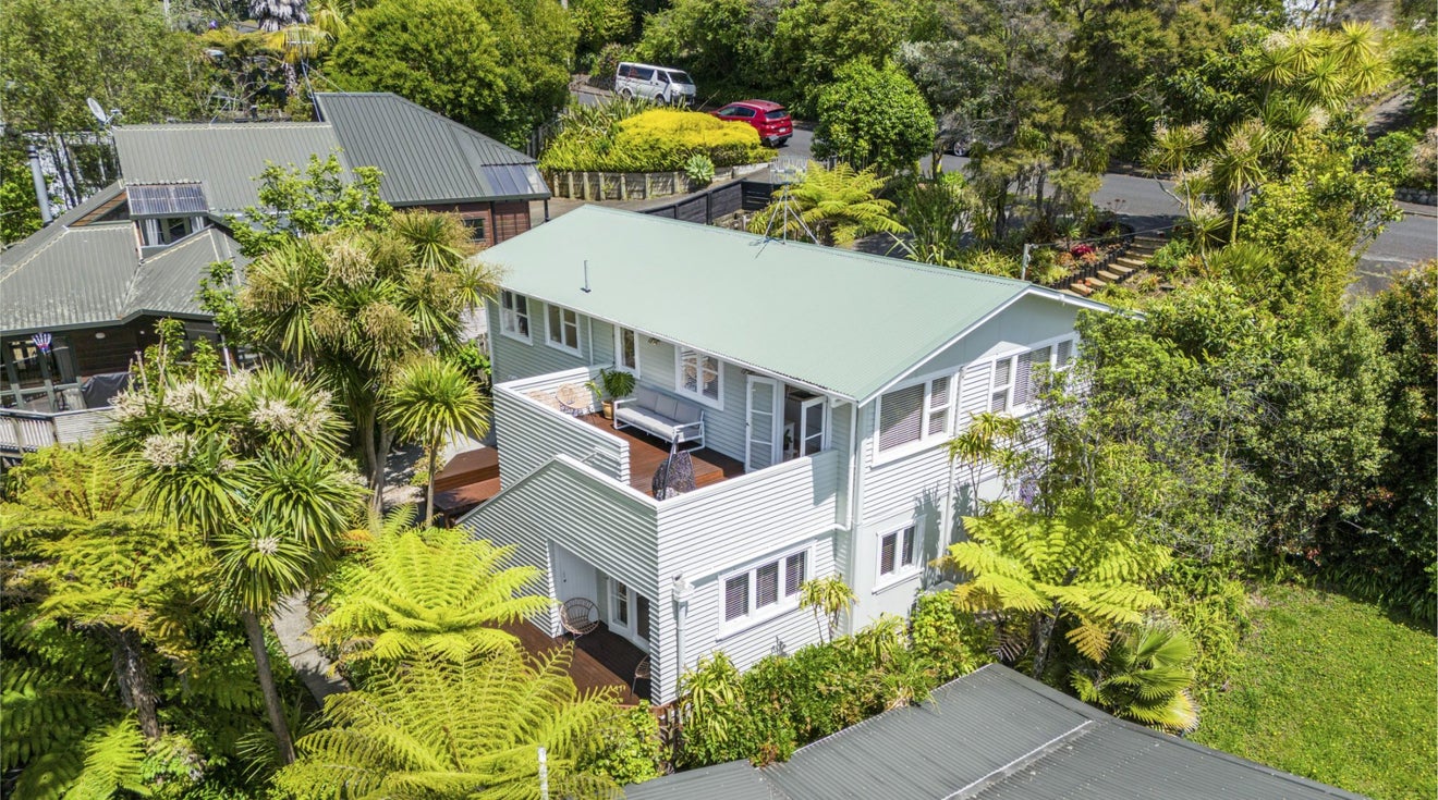 11 Fairmount Road, Titirangi, Auckland - Carousel 26