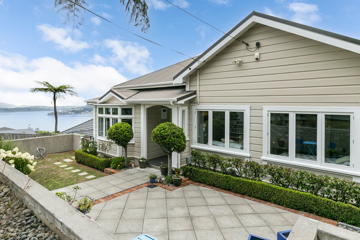 8 Whitu Street, Khandallah, Wellington - Carousel 1