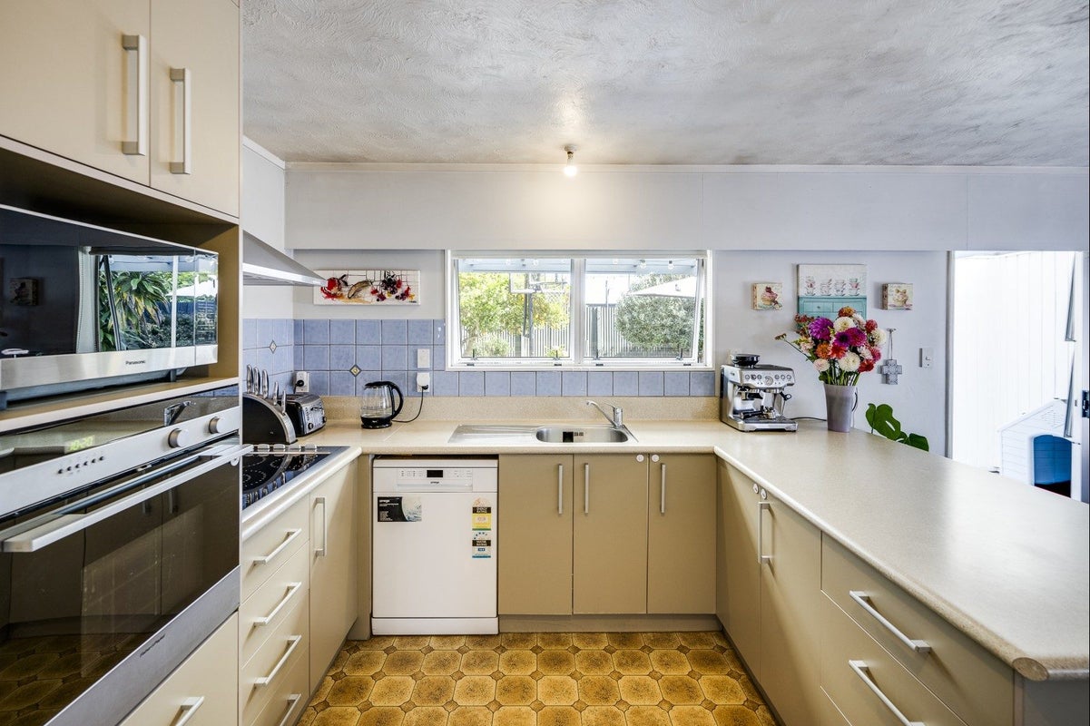 13 Clement Place, Greenmeadows, Napier - Carousel 1