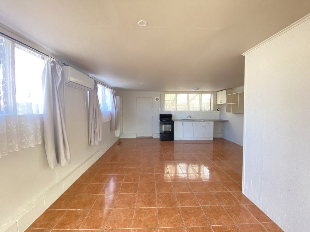 8 Sabot Place, Massey, Auckland - Carousel 1