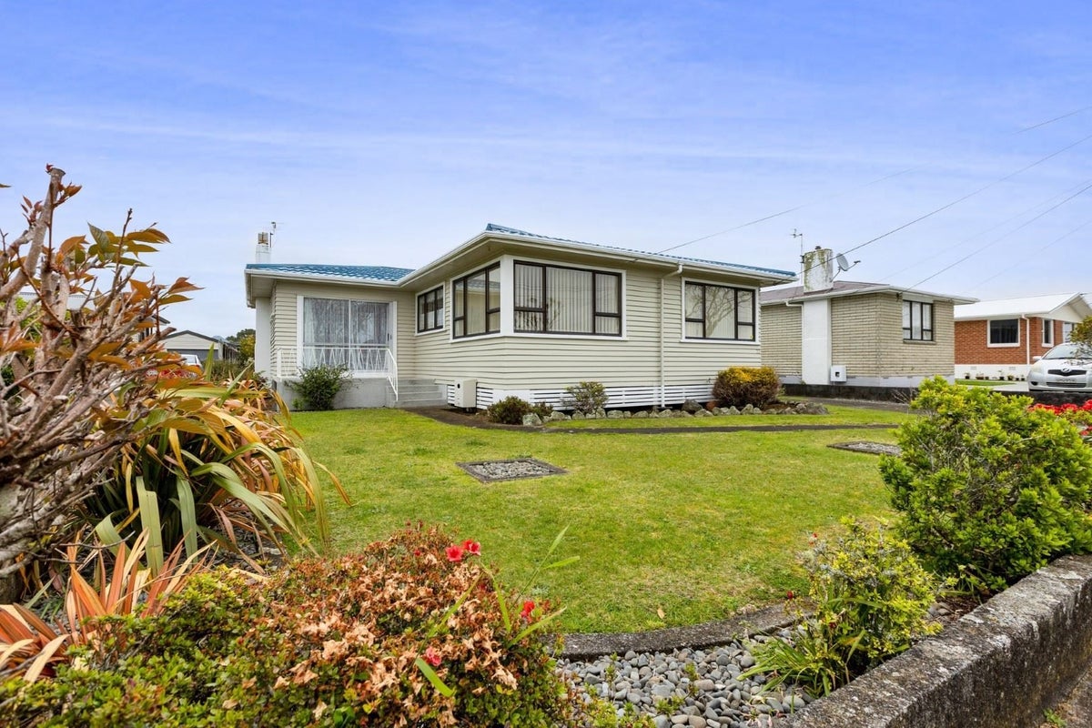 22 Turakina Street, Merrilands, New Plymouth - Carousel 1