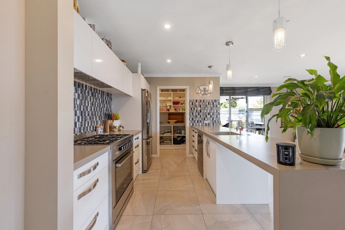 11 Monaco Grove, Fitzherbert, Palmerston North - Carousel 2