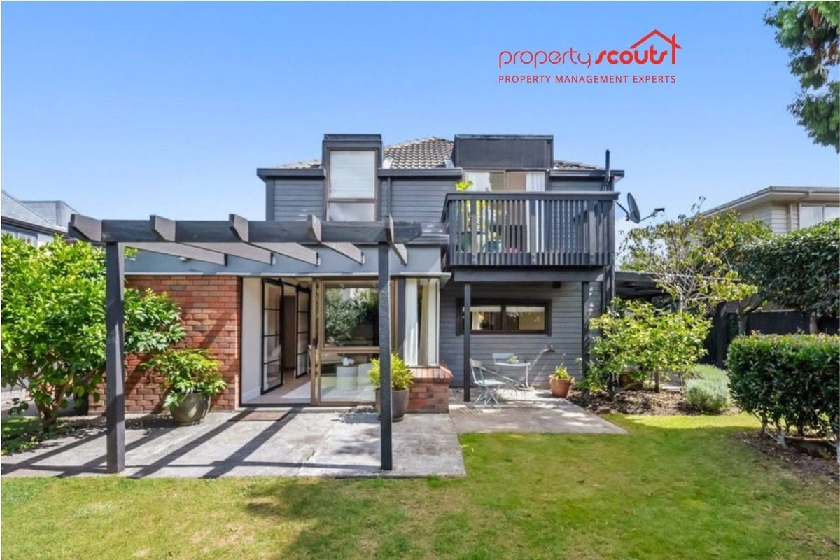 32 Saint Columbans Grove, Boulcott, Lower Hutt - Carousel 1
