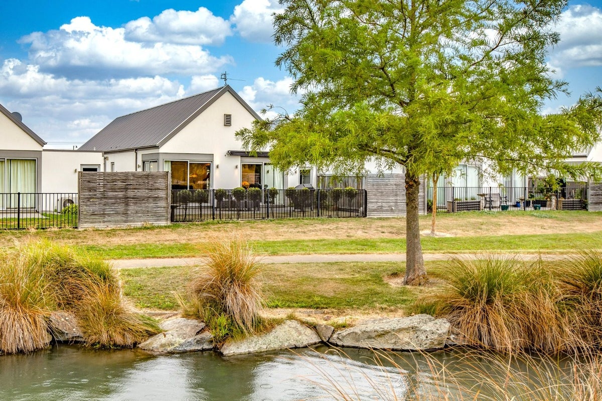 7 Famille Close, Yaldhurst, Christchurch - Carousel 1