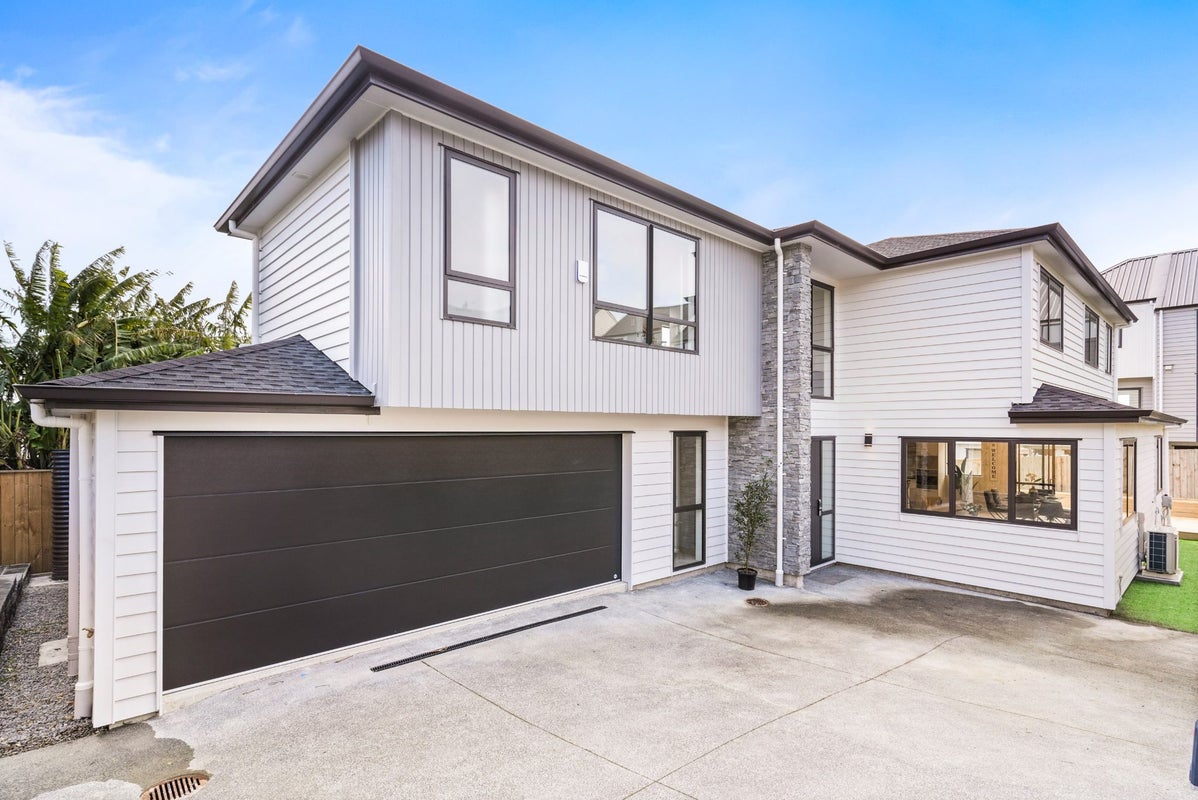 84 Te Atatu Road, TE ATATU SOUTH, AUCKLAND - Carousel 1