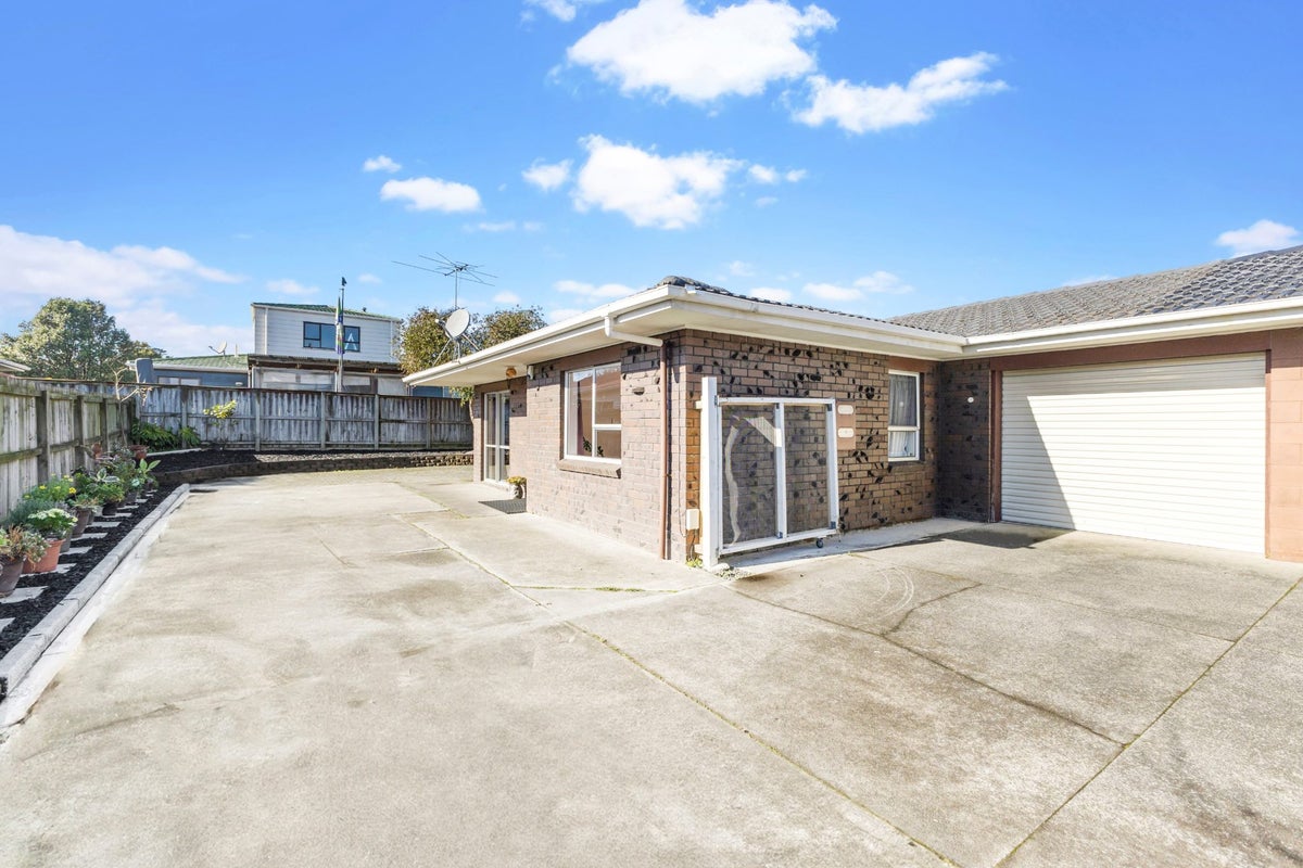 2/40 Aviemore Drive, Highland Park, Auckland - Carousel 1