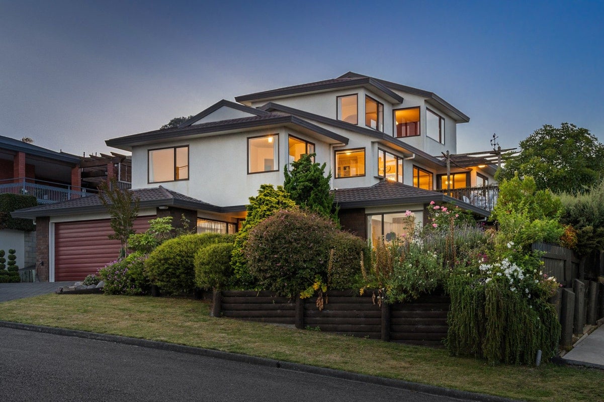 90 Churchill Drive, Taradale, Napier - Carousel 1