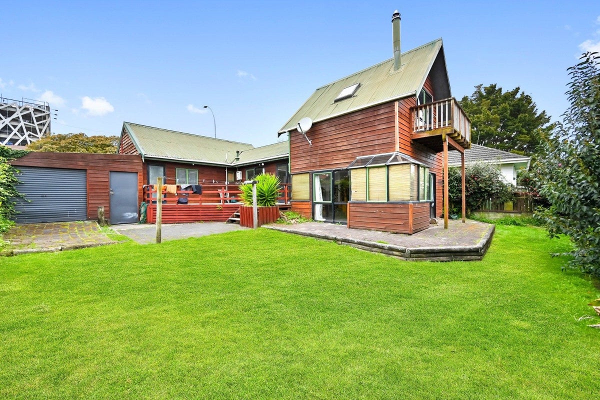 12 Ohaupo Road, Hamilton Lake, Hamilton - Carousel 1