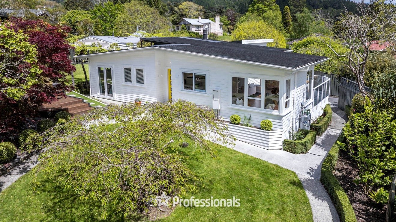 6 Fendalton Crescent, Pinehaven, Upper Hutt - Carousel 1