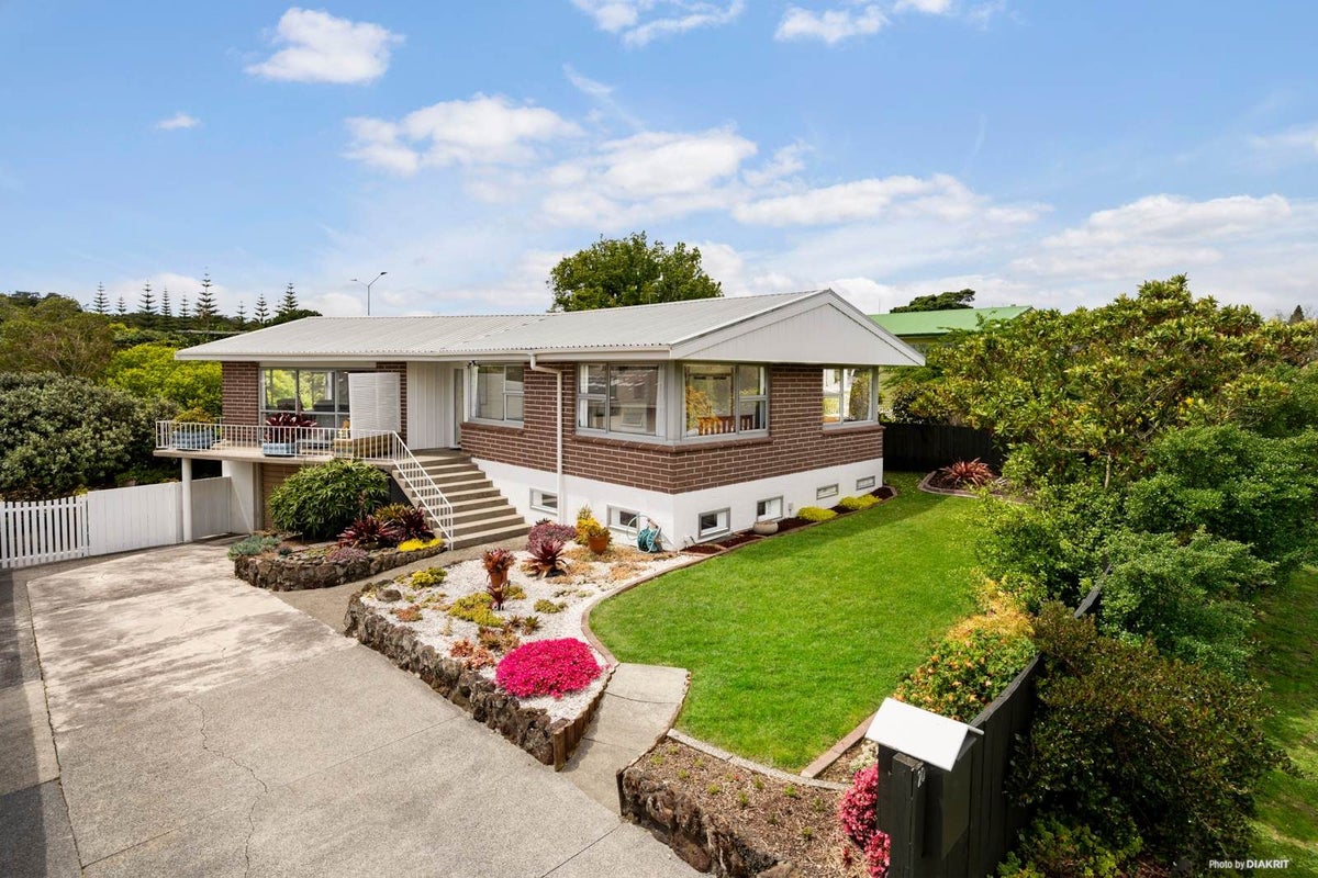 20 Lawrence Crescent, Hill Park, Manukau City, Auckland - Carousel 1