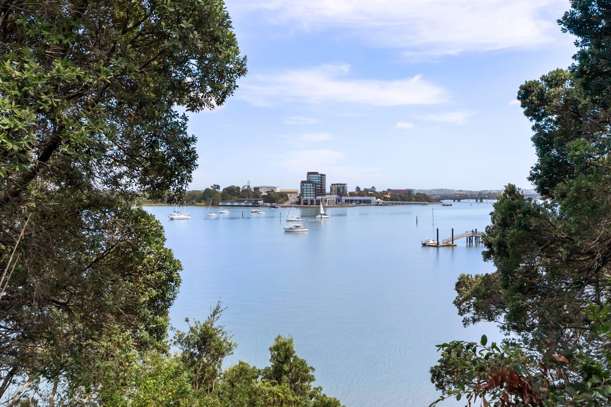 5/7 Beach Haven Road, Beach Haven, Auckland - Carousel 1