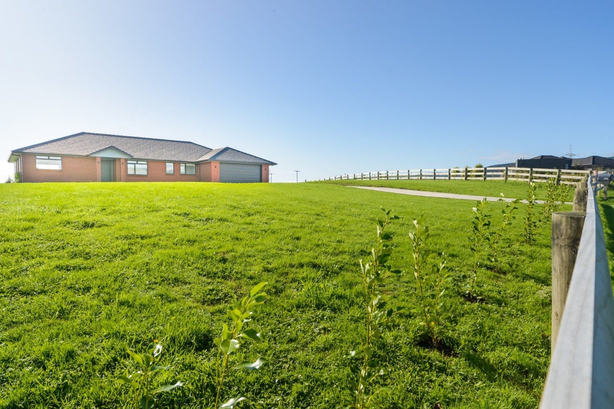117 Kingsdale Park Drive, Aokautere, Palmerston North - Carousel 2