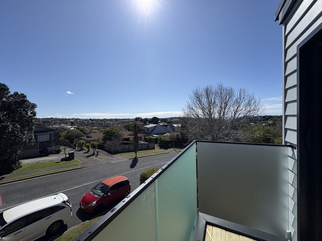129 Oaktree Avenue, Browns Bay, Auckland - Carousel 2