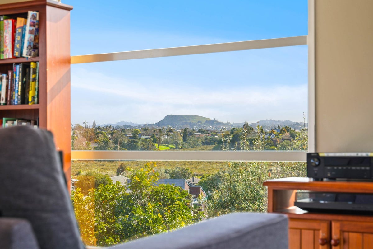 18 Majesty Place, Half Moon Bay, Auckland - Carousel 2