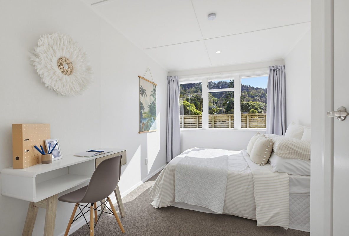 8A Frederick Street, Tawa, Wellington - Carousel 2