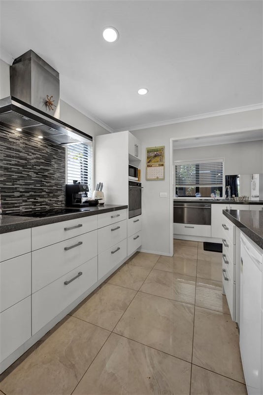 1B Links Drive, Waiwhakaiho, New Plymouth - Carousel 2