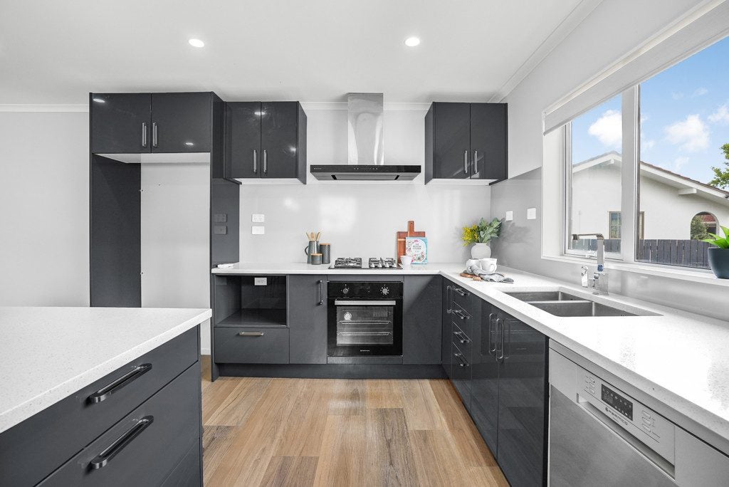 8C Awamutu Grove, Waiwhetu, Lower Hutt - Carousel 1