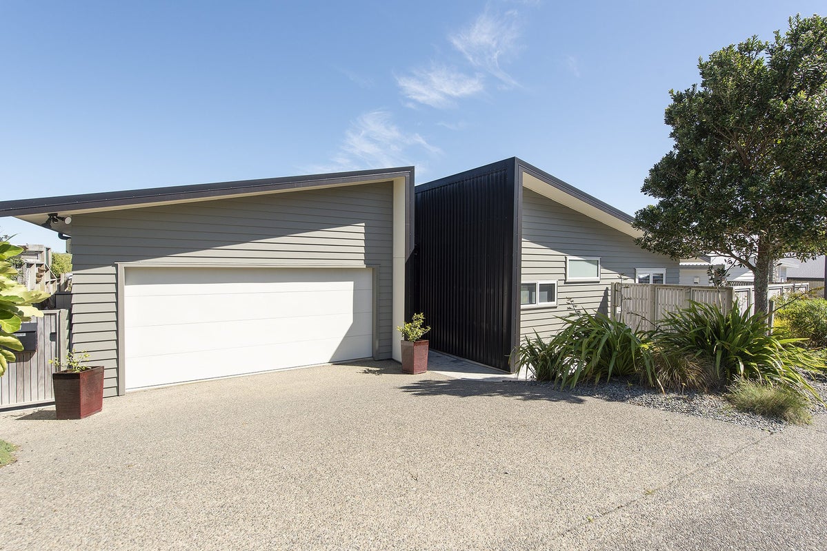 31 Lacebark Lane, Woodridge, Wellington - Carousel 1