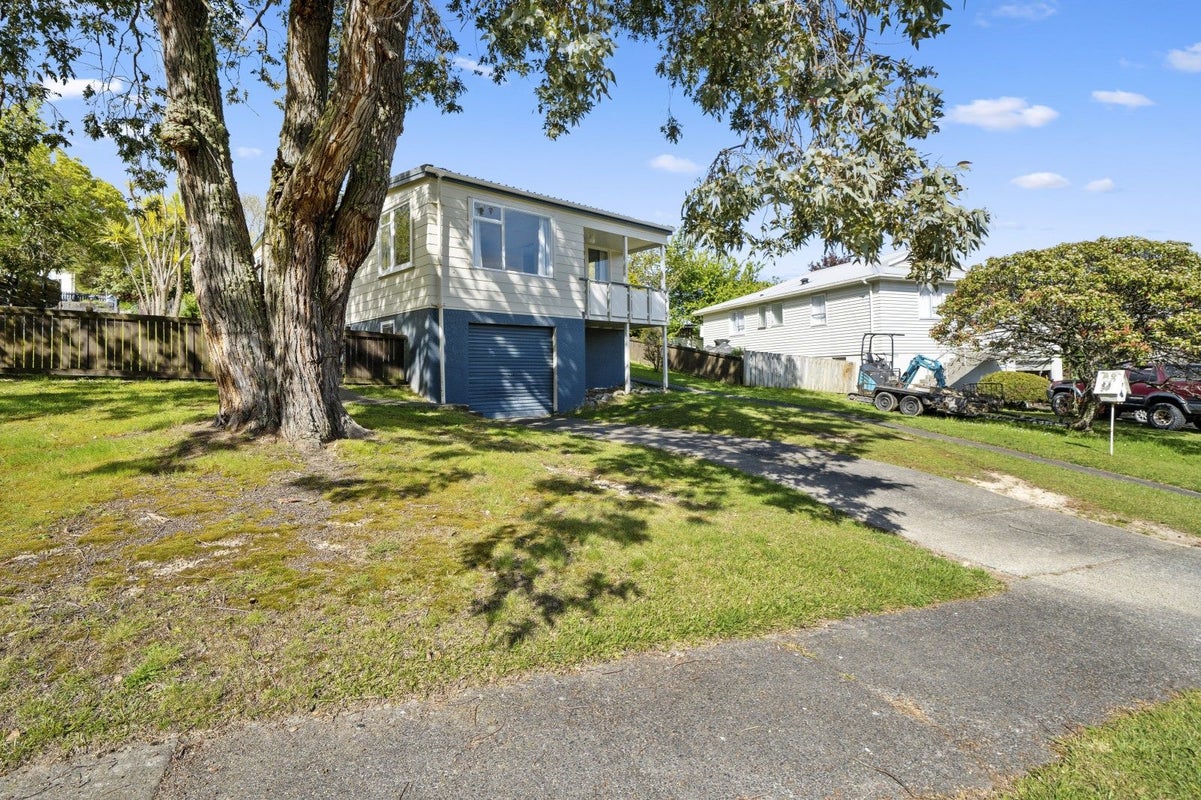 40 Edelweiss Grove, Timberlea, Upper Hutt - Carousel 2