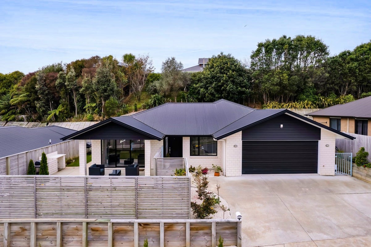 6 Frederick Place, Whalers Gate, New Plymouth - Carousel 1
