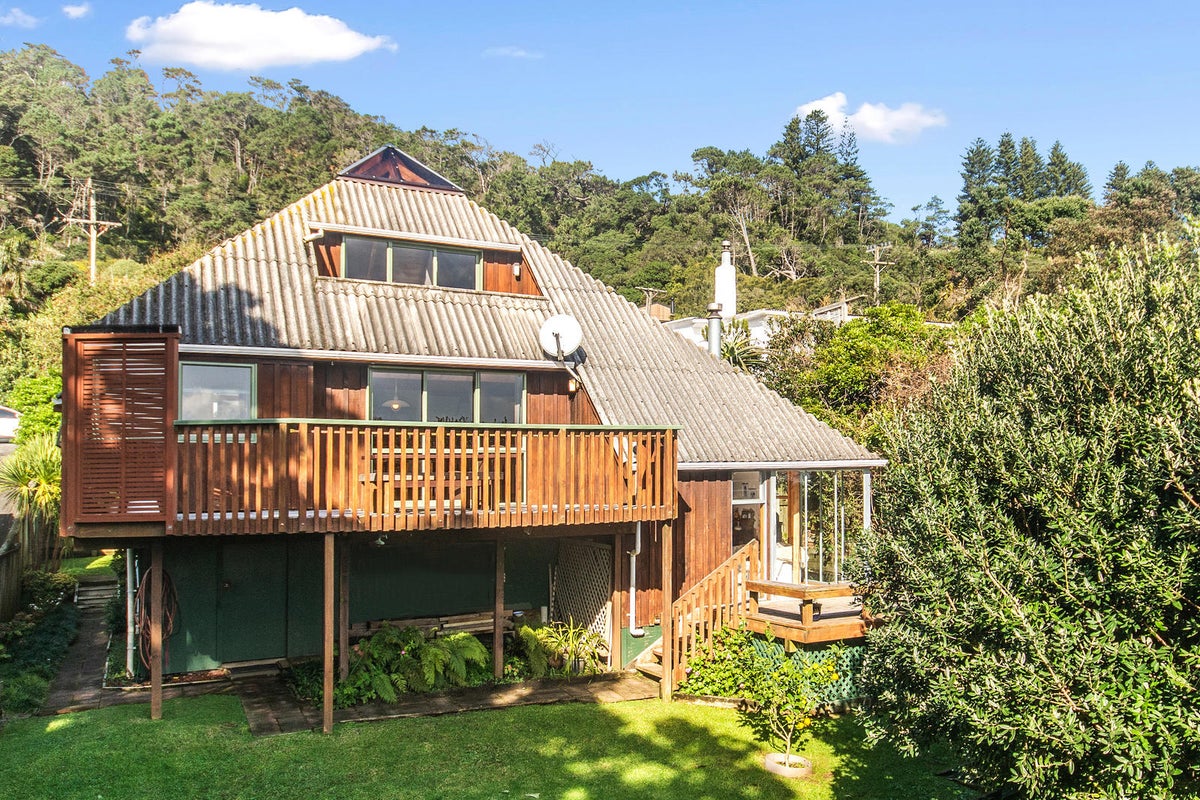 15 Domain Crescent, Waimauku - Carousel 1