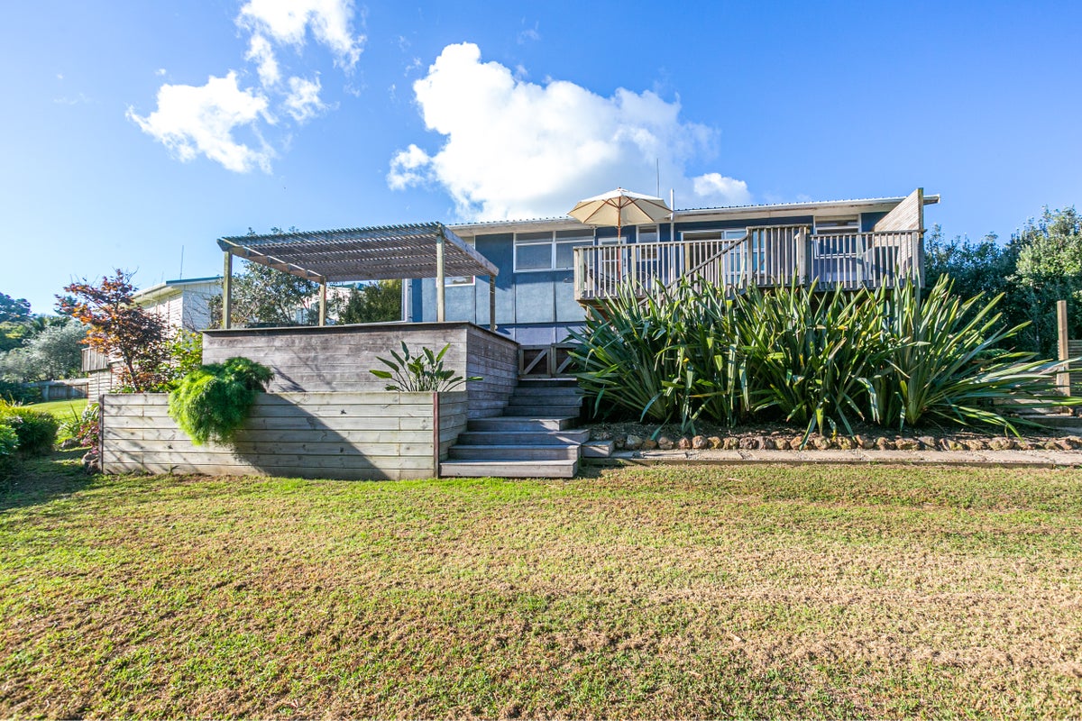 10 Hartley Avenue, Onetangi, Waiheke Island - Carousel 1