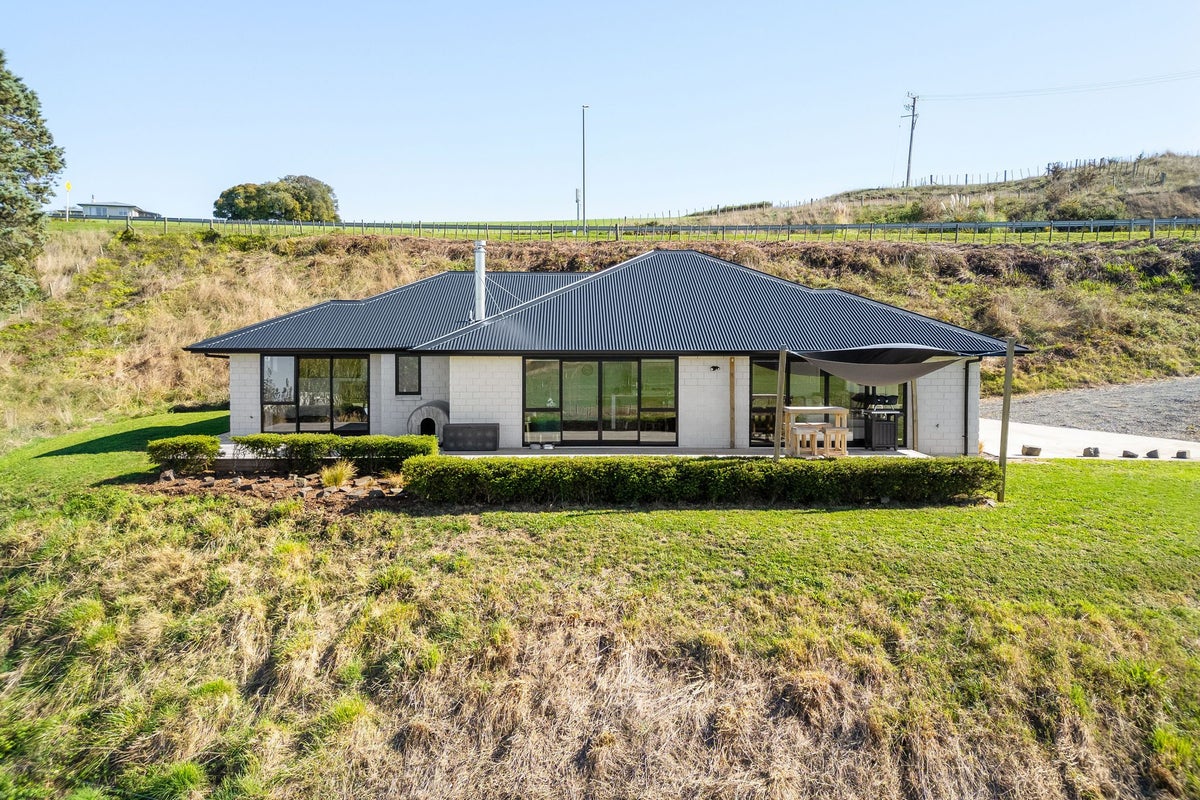 411 Tuhikaramea Road, Temple View, Hamilton - Carousel 1